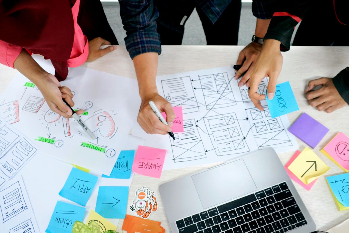 what does a digital marketing specialist do each day